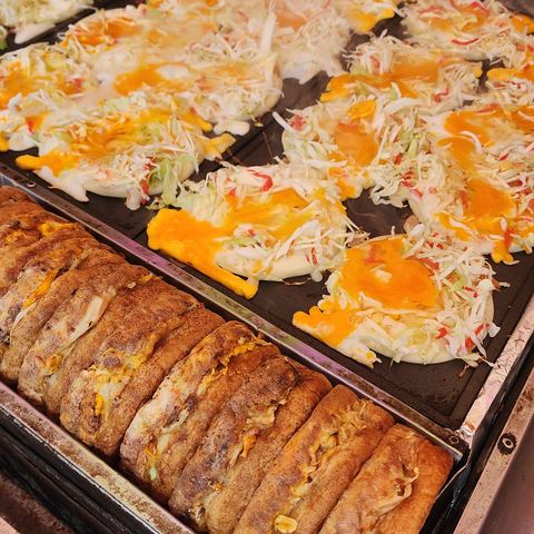 鉄板で焼くお好み焼き
