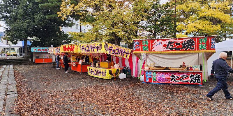 境内に並ぶ屋台