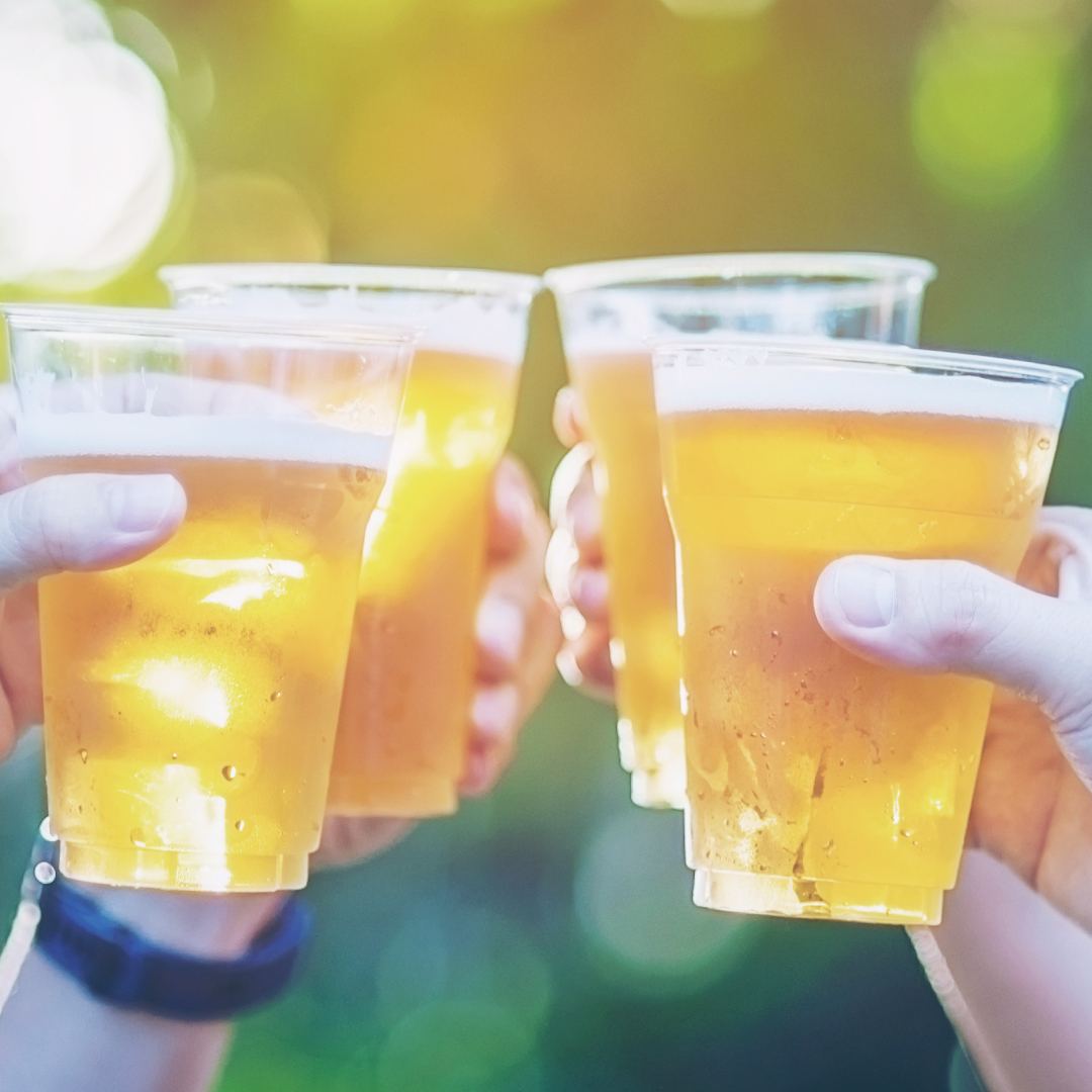 ビールで乾杯する様子